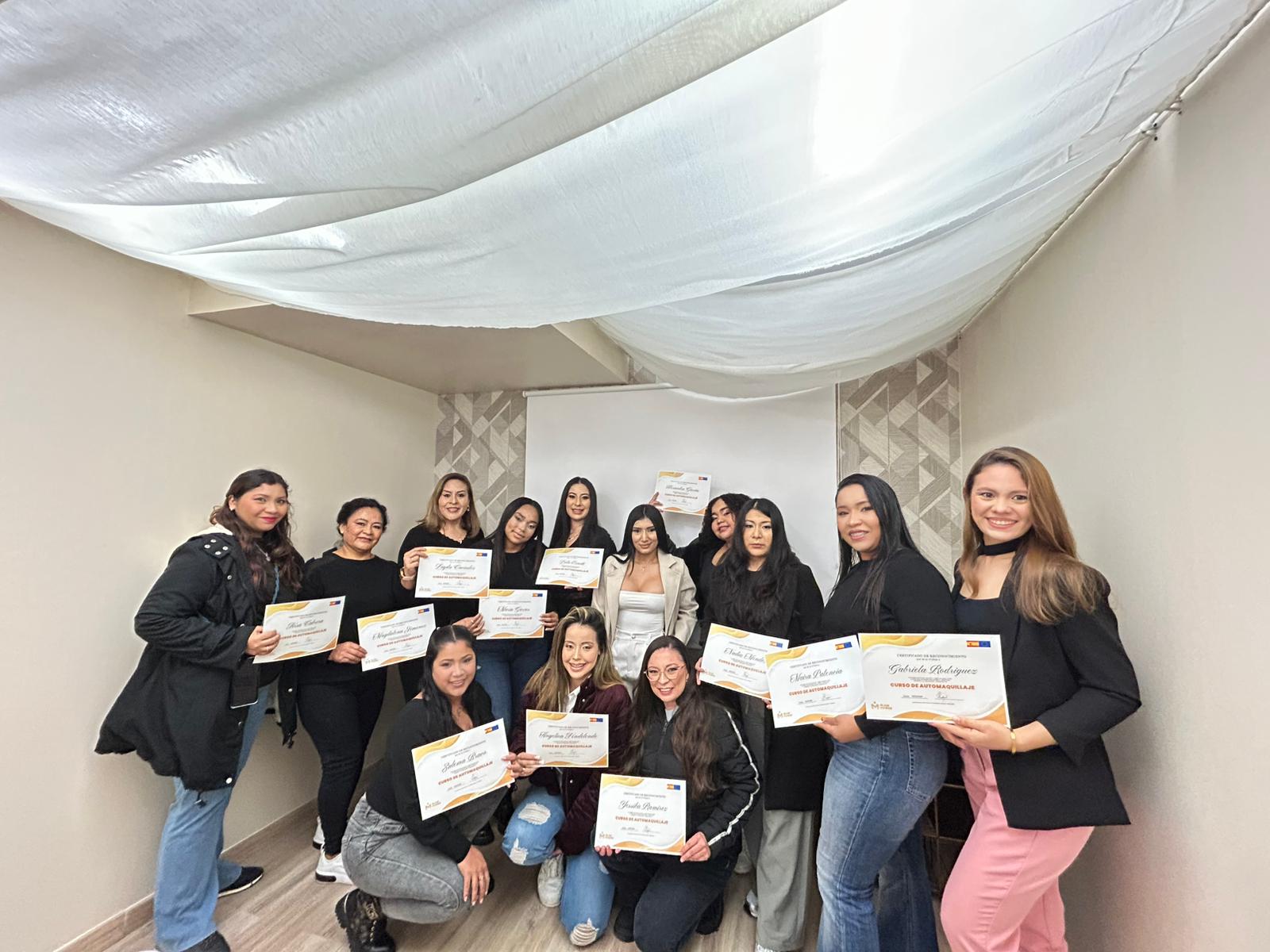 Asistentes con su certificado del curso de automaquillaje