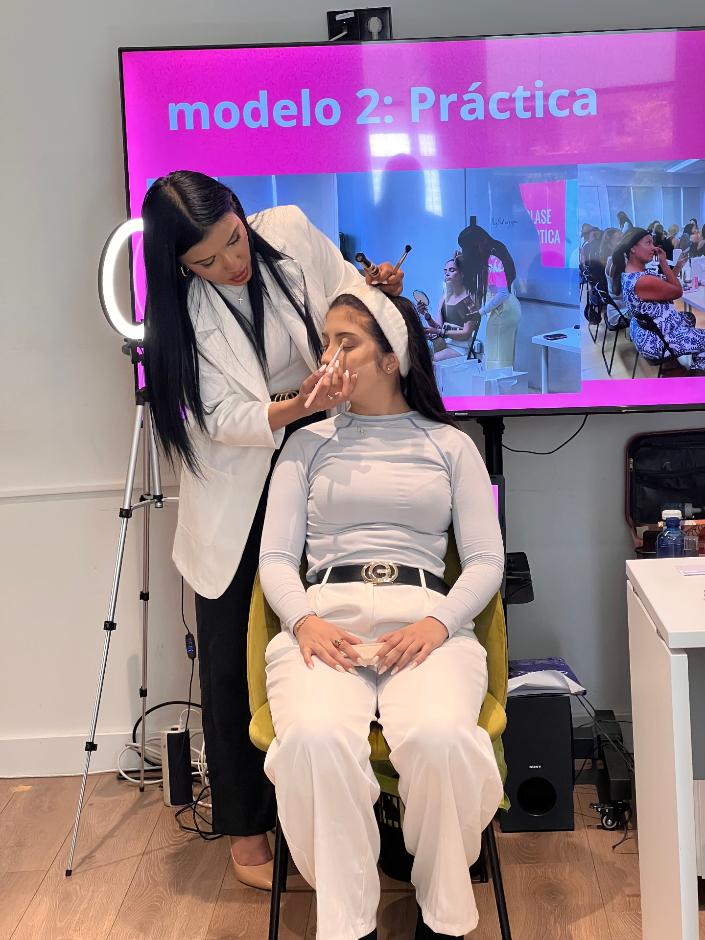 May Martínez corrigiendo la técnica de una asistente en directo